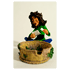Rastafigur vor Grass Korb und baut ein Joint